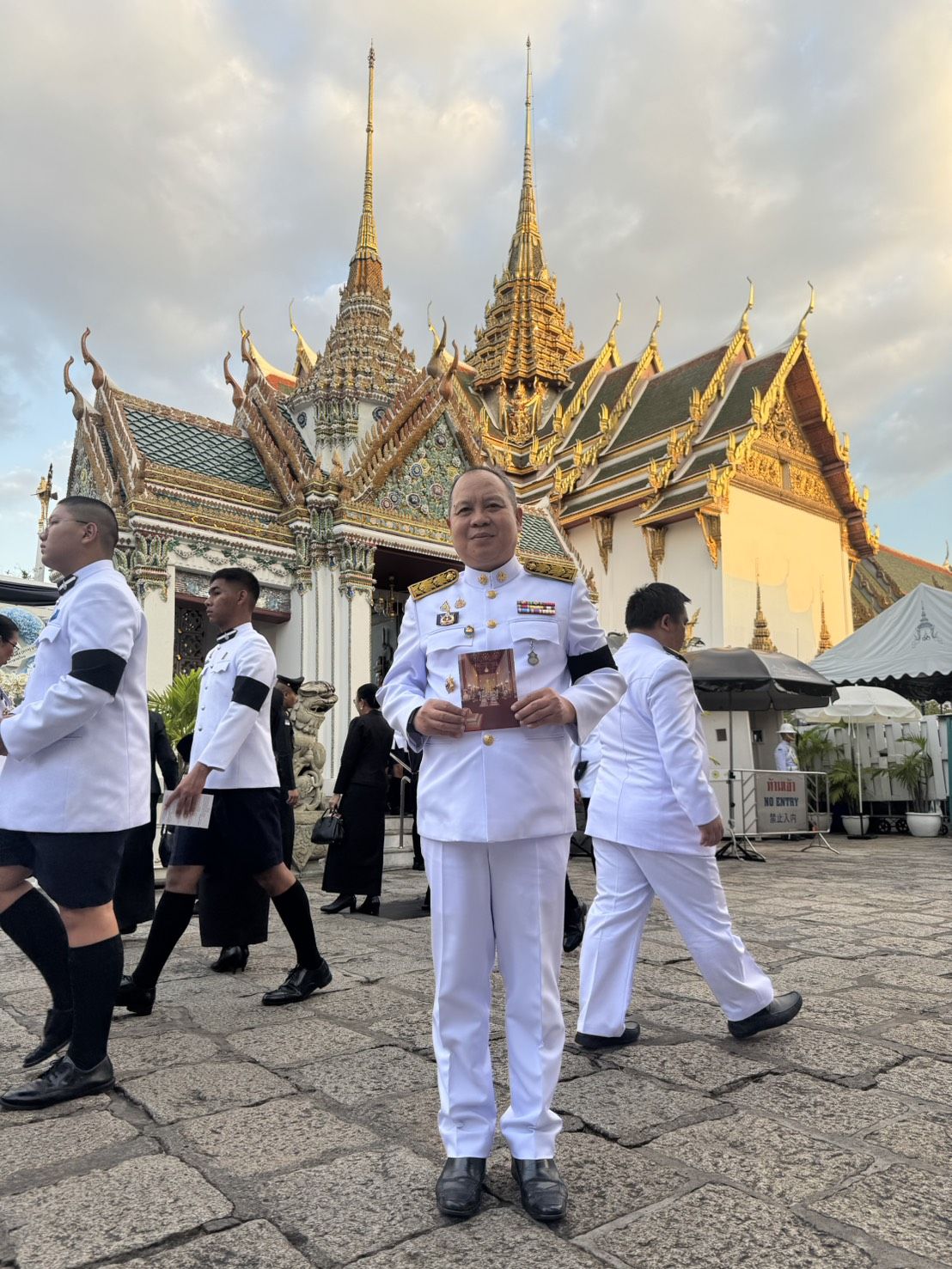 ผู้ตรวจราชการกรม (นายพิสดาร ประดา) ร่วมผลัดเวรเฝ้าฯ ในพระพิธีธรรมสวดพระอภิธรรมพระบรมศพ สมเด็จพระนางเจ้าสิริกิติ์ พระบรมราชินีนาถ พระบรมราชชนนีพันปีหลวง